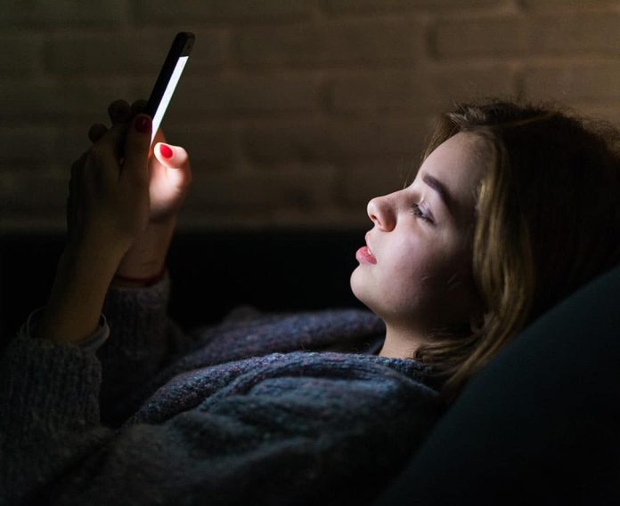 should i avoid screens before bedtime 4